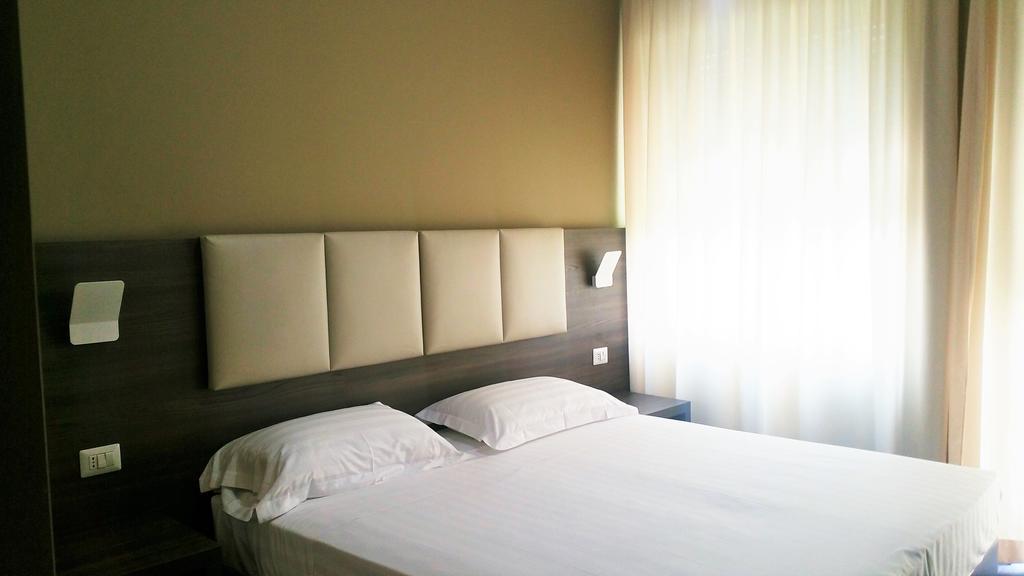 Hll Hotel Lungolago Lecco-Como Lake מראה חיצוני תמונה
