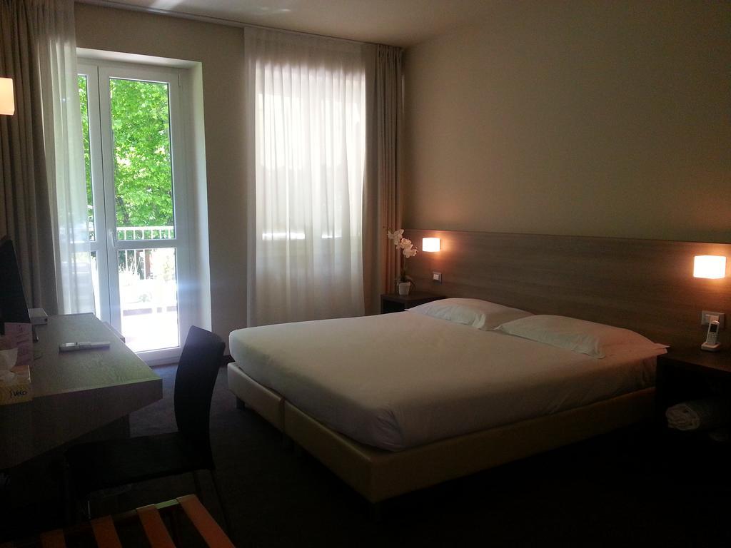 Hll Hotel Lungolago Lecco-Como Lake מראה חיצוני תמונה