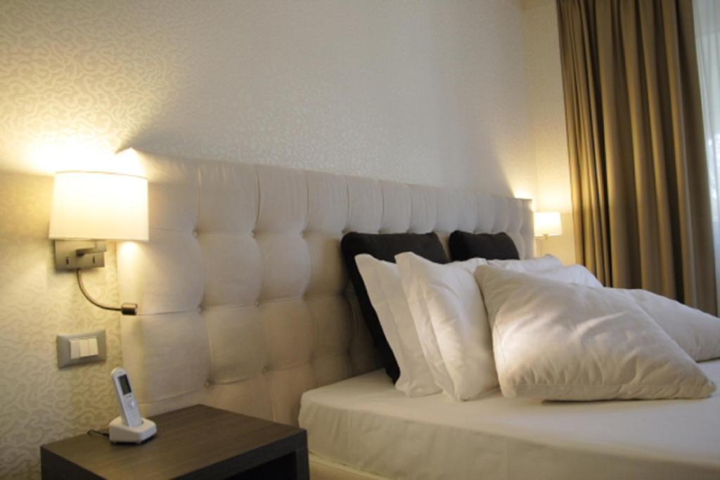 Hll Hotel Lungolago Lecco-Como Lake מראה חיצוני תמונה